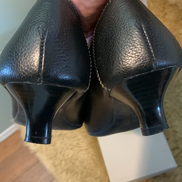 Aerosoles navy leather kitten heeled square toe box shoes. Size US 7 1/2. EUC. - Picture 5 of 8